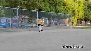 Déculotter l'entraîneur mène à une partouze sauvage