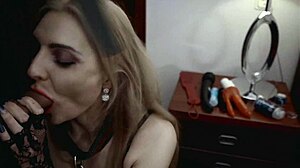 Caty Kiss skriker av orgasmer som en vill tispe under anal fisting og hard BDSM