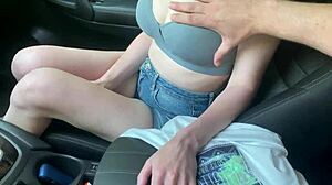 רוסית שופעת נשאבת במכונית וזוינה בכסף אחר צ'אט פרוע