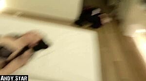 Cholera! NYLONOWA CIPKA dostaje spermę rozpryskaną na stopach!