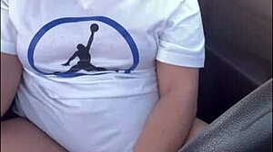 Fura fickó elkapták, amint puncit dug dildóval a parkolóban