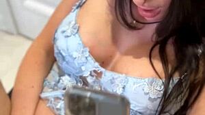 Ωχ, η καυτή γυναίκα μου απατάει τον άντρα της μέσω βιντεοκλήσης, σκατά, αυτός ο μεγάλος κώλος, αυτές οι ρωσικές δονήσεις, απίστευτο!