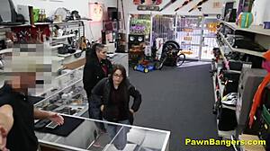 سارقة متاجر تنيك صاحب المتجر لتتجنب السجن، مذهل!