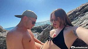 Rantarumpu himoitsee kovaa seksiä bikineissä