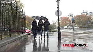 Dua batang besar regangkan lubang Marilyn Crystal yang menganga.