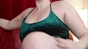 Jalkojen palvonta vaatetetussa fetissikokoelmassa