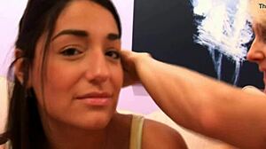 Milf zvádza mladú dievku v horúcej lesbickej akcii