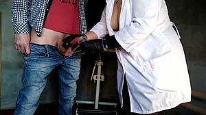 Waouh, MILF infirmière aux seins naturels crève d'envie de mon sperme !