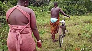 Оконкво дал деревенской королеве дикую уличную езду. Он оттрахал ее жестко после подъема на велосипеде!