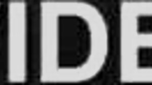 Underdånig tjej retar med offentlig exponering och stora tuttar