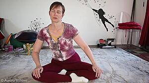 Sexet russisk moden lærer sin veninde. De udforsker barberede små 18+ patter sammen