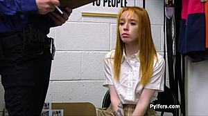 ג'ינג'ר טין חובבנית מוצצת זין גדול של שוטר בעבודה