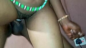 גברת נאיג'ה מתאמצת עם זין ענק בכוס צרה!