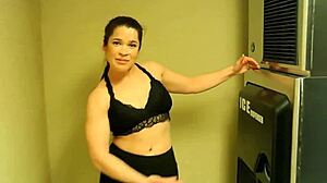 Η σύζυγος πιπιλάει τον διευθυντή ξενοδοχείου, περπατάει με σπέρμα