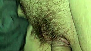 Meterse en su coño embarazado mojado se siente increíble