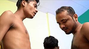 भारतीय सौतेली माँ सौतेली बेटी को वाइल्ड फैमिली ग्रुप सेक्स में शेयर करती है।