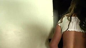 Manojob Klassiker Carmen McCarthy in Retro Casting mit Monster Schwanz wichsen