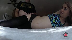 Mała blondynka jęczy podczas legjobu na biurku z wytryskiem