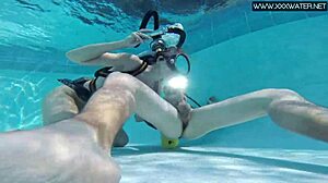 Manga γκόμενα γλείφει και φυσάει τεράστιο πούτσο κάτω από το νερό! 😍