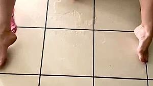 Fiatal lány keményen spriccel a nappali káoszában