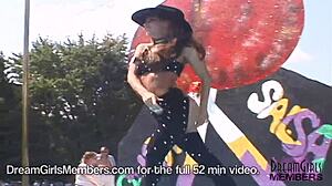 Mereka Sobek Baju dan Buka Lebar di Kontes Pantai Nudes a Poppin