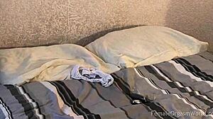 Utelias biseksuaaliset tytöt, sukelletaan lesbo-aktiin orgasmeja varten!