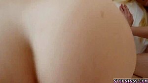 Teen 18+ prvý threesome, cíti sa roztomilo bojujúc o pozornosť