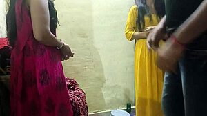 Frumusețe indiană o ia razna în threesome roleplay hindi