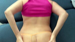 min flickväns lilla 18+ 18+ syster utmanade mig att spela sanning eller konsekvens.