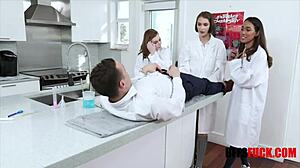 Melhores Amigas Adolescentes 18+ no Gangbang com Vibes Sexuais 18+