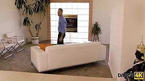 Daddy4k, segít a vörös hajú bombázónak bosszút állni a fián?