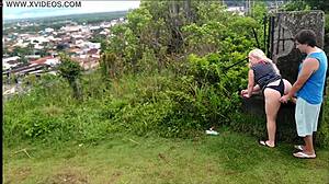 Chyceni při šukání veřejně v parku