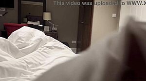 Oau, am prins-o pe mama vitregă masturbându-se în toaletă și i-am băgat pula în cur pe neașteptate