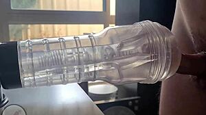 我就是爱这么用力操我的自慰器，你知道吗？感觉太爽了！