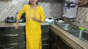 Desi Bhabhi tvättar disk, svåger kräver hennes kropp - Hindi-ljud