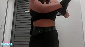 Vagt får mig til at sutte stor sort pik og komme i gabende fisse