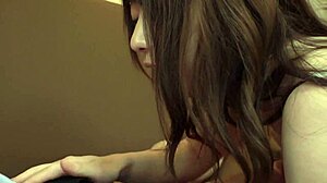 Adolescente Japonesa 18+ Recebe Gozada Interna em Sessão Oral Selvagem