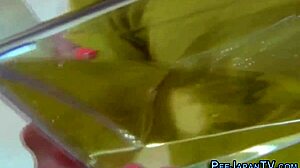 Kosmata azijska ženska ujeta pri uriniranju na javnem prostoru