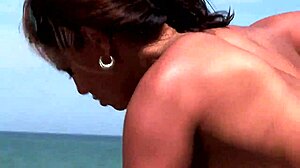 Lesbické pornstars se oddávají mokrým hardcore hrám a sexu v Ibize s evropským šarmem