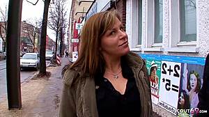 kurvige Duitse mama opgepikt voor casting op Bochum straten