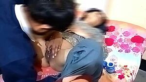 Индийская бхаби сдается деверу на ночь тесного, стонущего сырого траха