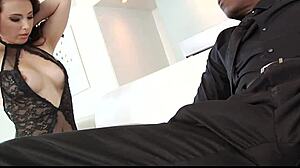 Hermosa morena Casey Calvert ansía anal interracial con polla grande