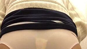 Shemale w kiblu z fetyszem tamponu i serwetki