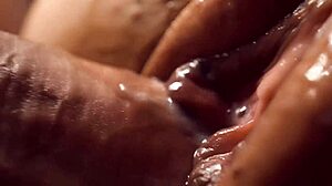 Aksi creampie close-up dengan babe basah dan butiran cumshot menitis