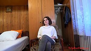 18歳のロシア人ティーンが激しいインターレーシャルバンギングを渇望