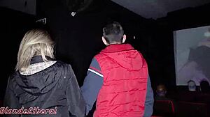 Я в шоке от своего первого гангбанга в кинотеатре!