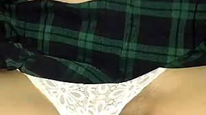 लैटिना रंड कमरे में घुसकर स्नीकी एक्शन करती है