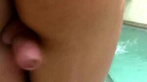 Prelepa tinejdžerka 18+ šemajlka zadirkuje pored bazena.