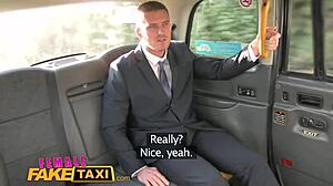 γεια, υπάλληλε γραφείου, έτοιμος για μια μπούστα έκπληξη από αυτή τη ξανθιά ταξιτζού στο ταξί μου;