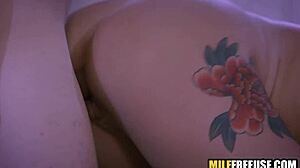 Gamer mostohafiú szabadon használja a mostohaanyát és nagynénit vad hármasban!